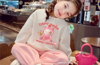 [🆕🇻🇳] Kiddie Kiddo – Thời trang trẻ em cao cấp 🧑‍🧒❤️️👶⭐️ Set CAPY BARA Happy LABUBU nhà Jam & Jenny này ngọt xỉu ạ, bé mặc như cây kẹo bông luôn
Đẹp – xinh quá đi mất
Nhưng set nỉ da cá như này mặc thu đông tiện , shares-0✔️ , likes-5❤️️ , date-2024-12-09 21:16:41🇻🇳🇻🇳🇻🇳📰🆕