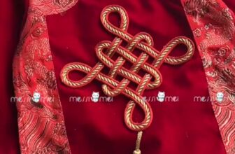 [???]  Thời trang trẻ em SamBon Kids  ?‍?❤️️?⭐️ Mẫu thiết kế Tết 2025 mới nhất của Messi Mei dành cho các hoàng tử của bố mẹ đây rồi.
Set áo dài Bát Bảo Cát Tường kèm quần cho bé trai. Hình khánh vàng đ , shares-0✔️ , likes-0❤️️ , date-2024-12-12 22:56:25????????