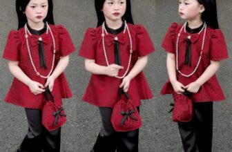 [???]  Thời Trang Bé Yêu – Fashion kids ?‍?❤️️?⭐️ Sét áo dài cho bé lại Hot tiếp rồi các mom ơii
Sét áo Gấm hoa nổi sang lắm mom nha
Set 2 mónnn áo gấm + quần lụa
Đủ size 8-35kg
, shares-1✔️ , likes-20❤️️ , date-2024-12-10 18:06:58????????