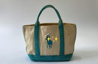 [🆕🇻🇳] Tiệm của Xoăn – Mua sắm & bán lẻ 🧑‍🧒❤️️👶⭐️ Cầm tay ( po.lo)
SOLD
– Size 33x20x10cm
– Cond 7,5/9
Độ mới bình thường
Màu kem sẽ có ngả vàng và vệt đen mờ như chi tiết
Bên trong có chấm nhỏ, góc bạc, q , shares-0✔️ , likes-0❤️️ , date-2024-12-13 03:12:52🇻🇳🇻🇳🇻🇳📰🆕