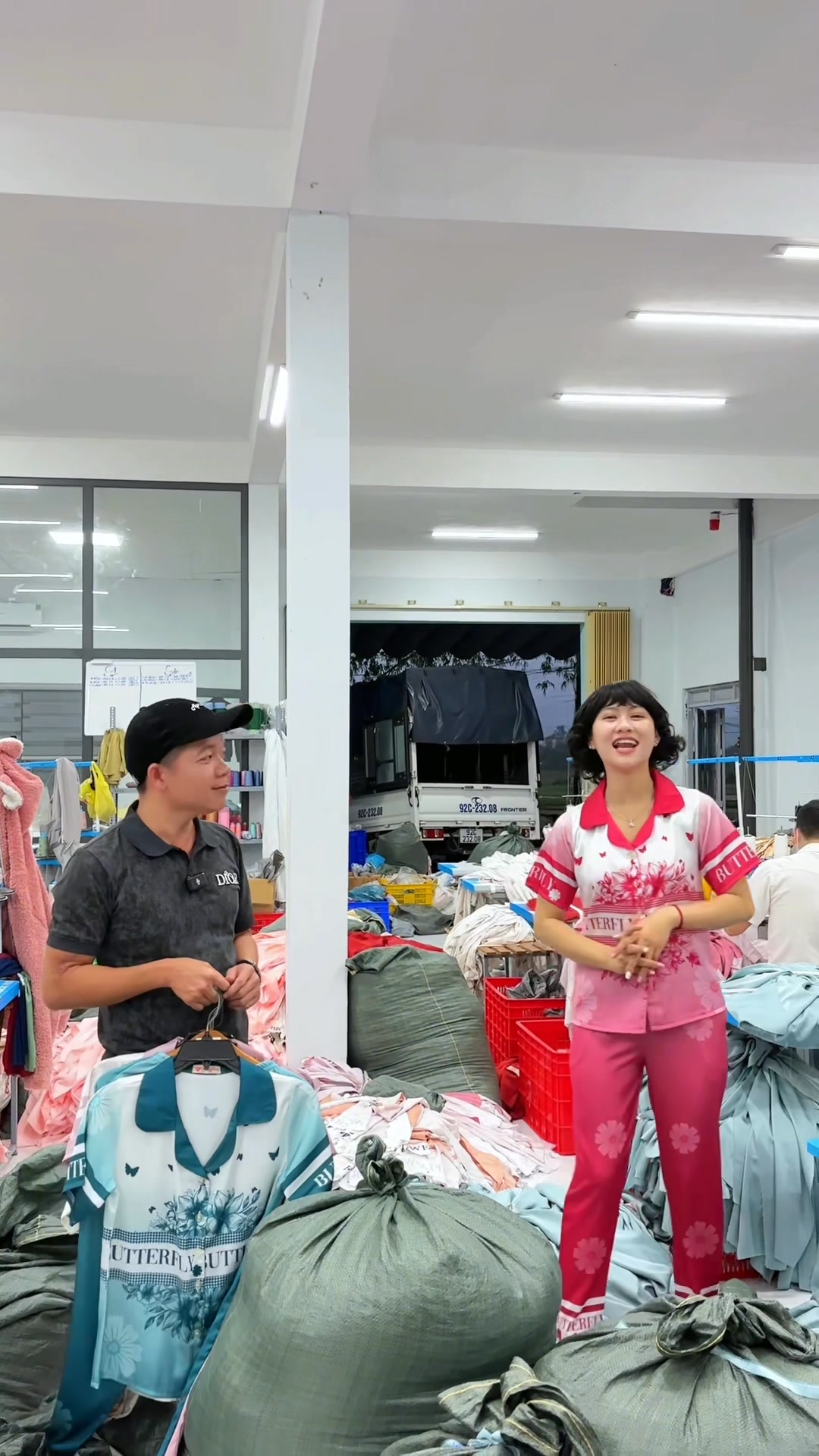 [🆕🇻🇳] THỜI TRANG KIM LOAN- RẺ – ĐẸP – CHẤT LƯỢNG 👕 Top1Fashion 👗  Cứu ông chủ mọi người ơi 
 , shares-0✔️ , likes-14K❤️️ , date-2024-12-13 18:34:02🇻🇳🇻🇳🇻🇳📰🆕