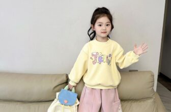 [🆕🇻🇳] NHI CHAN  (Kid Clothings) – Chuyên quần áo bé gái Quảng Châu cao cấp 🧑‍🧒❤️️👶⭐️ Mẫu này hot lắm ạ. Lót nỉ ấm toàn bộ luôn
E sẵn size 100,110 các mẹ vợt nhanh nha
Size: 100 ( 14-18kg cao từ 95-105cm)
Size: 110 ( 17-20kg cao từ 105-115 c , shares-1✔️ , likes-3❤️️ , date-2024-12-12 23:53:15🇻🇳🇻🇳🇻🇳📰🆕