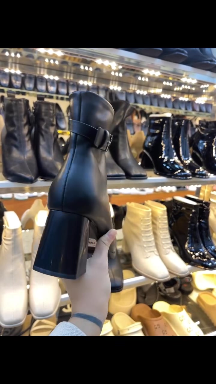 [🆕🇻🇳] Thế giới giầy việt newyork_ 33 nguyễn du- tp nam định 👕 Top1Fashion 👗  Boots cổ lửng . Da siêu mềm . Ôm cổ chân . Đế chắc chân tôn dáng 

#fullbox_fullsz
Sz (5-9)
#miễn_ship
 , shares-0✔️ , likes-0❤️️ , date-2024-12-15 16:16:22🇻🇳🇻🇳🇻🇳📰🆕
