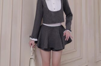 [🆕🇻🇳] LAGOM – A local brand in Viet Nam! We create styles for beautiful queens 👕 Top1Fashion 👗  𝑹𝒂𝒗𝒆𝒏 𝑺𝒆𝒕 với thiết kế tay dài cùng chân váy xoè nhẹ, đủ ấm áp lại quá đỗi trendy cho nàng diện những ngày lễ hội sắp đến.
Gam màu xám lạ mắt với những ch , shares-0✔️ , likes-8❤️️ , date-2024-12-11 17:27:09🇻🇳🇻🇳🇻🇳📰🆕