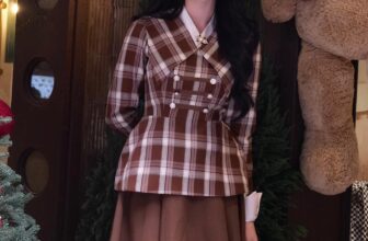 [🆕🇻🇳] The MAGNOLIA 👕 Top1Fashion 👗  | CHOCO TOP x LEVI Skirt |
——————
Không khí Giáng Sinh đang ở khắp mọi nơi và outfit này sẽ là lựa chọn xinh đẹp và vô cùng phù hợp với vibe thời tiết n , shares-2✔️ , likes-2❤️️ , date-2024-12-14 20:24:50🇻🇳🇻🇳🇻🇳📰🆕