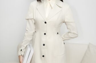 [🆕🇻🇳] JM – thương hiệu thời trang JM DRESS DESIGN 👕 Top1Fashion 👗  𝐄𝐋𝐄𝐆𝐀𝐍𝐓 𝐖𝐇𝐈𝐓𝐄 𝐓𝐑𝐄𝐍𝐂𝐇 𝐂𝐎𝐀𝐓Như một bản tình ca mùa đông khoác lên mình vẻ đẹp thanh lịch của London.
Thiết kế đầm với tay cape xẻ cách điệu và phom chữ A , shares-0✔️ , likes-10❤️️ , date-2024-12-18 03:00:06🇻🇳🇻🇳🇻🇳📰🆕