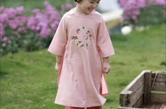 [???] Yi Closet Bán nét hồn nhiên, tặng kèm trang phục ?‍?❤️️?⭐️ Ui cha màu gì mà ngọt ngào quá. Lại còn thêu hoa  nữa. Không em bé nào có thể thoát khỏi sự dễ thương này.
Sản phẩm có size cho bé 10-25kg.
Inbox Yi Close , shares-2✔️ , likes-14❤️️ , date-2024-12-15 05:00:24????????