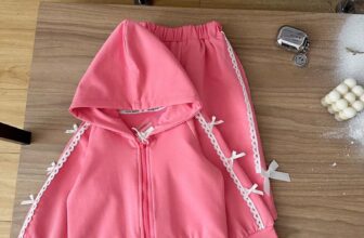 [???] Lê Ngọc Dung – Chuyên sỉ Qate  ?‍?❤️️?⭐️ Set lên nhẹ nhàng dịu dàng luôn ạ
Mã bộ nỉ quần xuông đính nơ xinh lắm ạ đảm bảo nhận hàng bao ưng
Mã #E15 sz 8-26kg
Em mời cả nhà lên đơn ạ : Mã + Size
, shares-0✔️ , likes-25❤️️ , date-2024-12-16 15:09:36????????