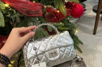 [???] Loan Vo – Chuyên các mặt hàng xuất khẩu quần áo, giày dép, túi xách  ? Top1Fashion ?  Túi hãng nội địa ,đẹp xuất sắc.
Chất dày đặn, from căng đét
Xách tay, đeo chéo, đeu sang, làm quà tặng quá xịn luôn.
Size: 20cm*7cm*11cm
Fullbao bì + tag , shares-1✔️ , likes-1❤️️ , date-2024-12-12 21:18:03????????