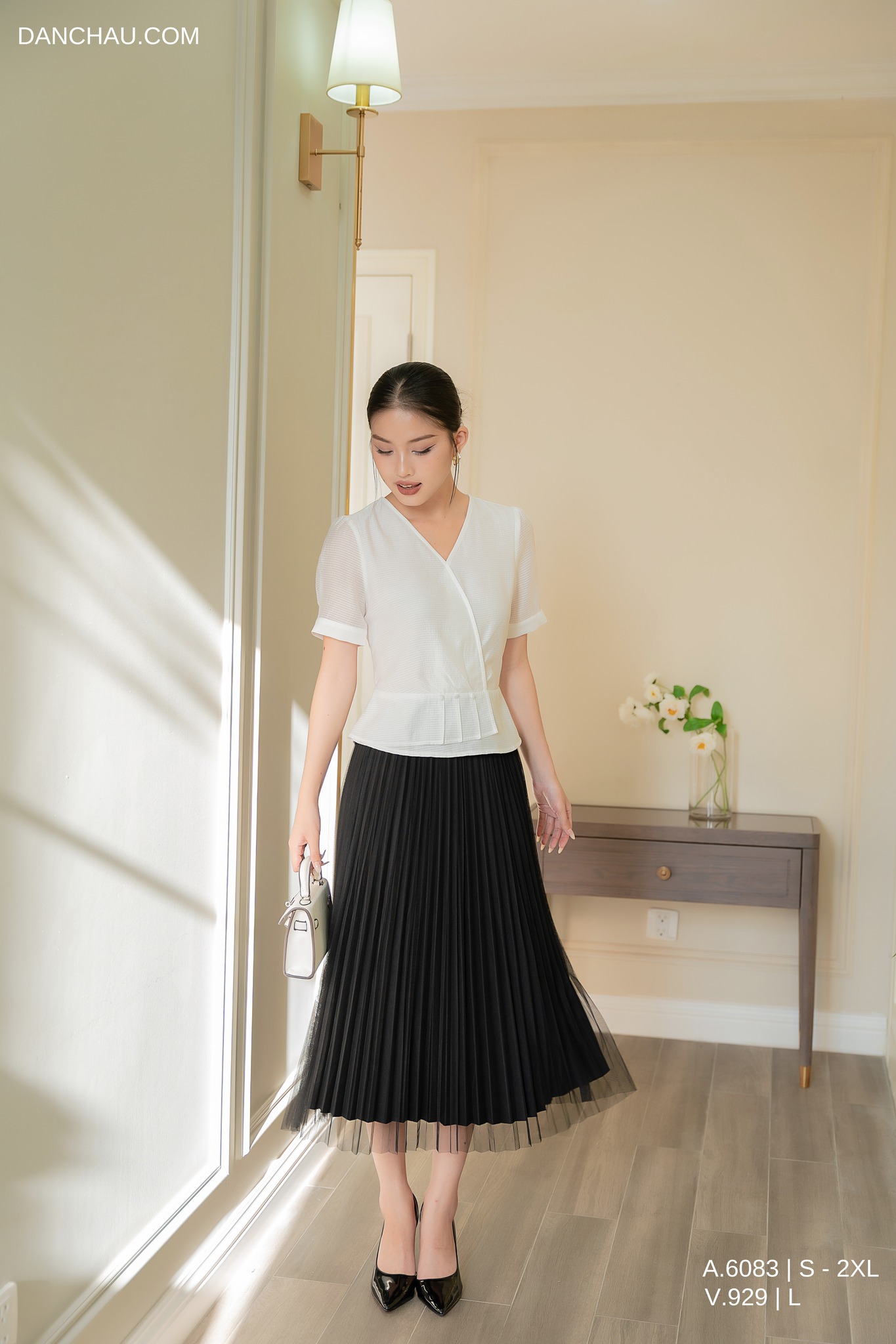 [???] Thời trang Đan Châu  ? Top1Fashion ?  𝓜𝓮𝓻𝓻𝔂 𝓒𝓱𝓻𝓲𝓼𝓽𝓶𝓪𝓼, 𝓔𝓷𝓳𝓸𝔂 𝟐𝟓% 𝓞𝓯𝓯
Ngày đẹp trời, chọn ngay 1 outfit thật xinh xuống phố!
Một chiếc peplum trắng xinh xắn nhẹ nhàng kết hợp cùng chân váy xòe đ , shares-1✔️ , likes-15❤️️ , date-2024-12-16 20:00:11????????