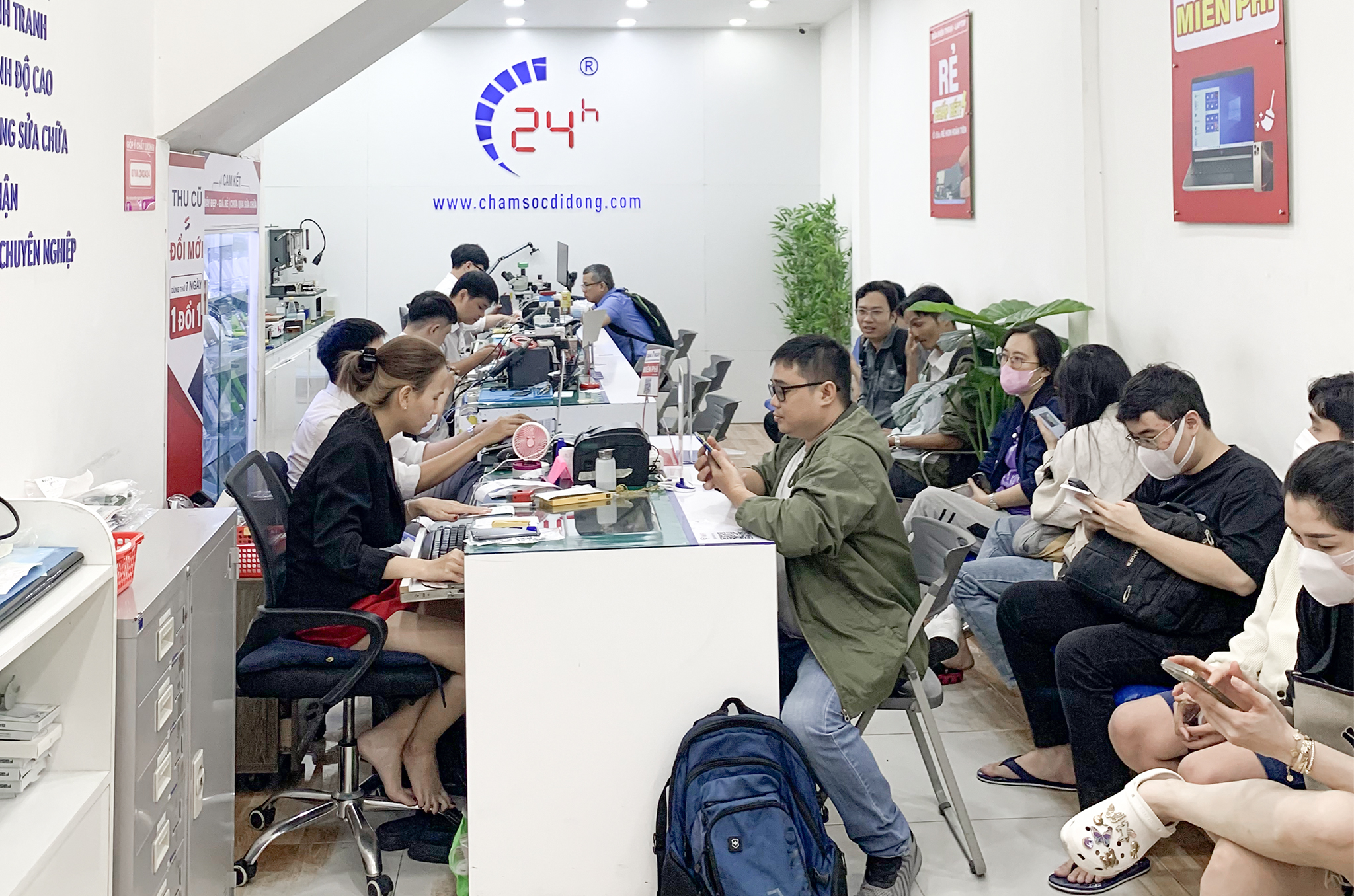 [🆕🇻🇳] 24h – Bệnh Viện Điện Thoại, Laptop 👨‍🔧 Top1Fix 🧰   RẺ CHẤP HẾT  DEAL 𝟓𝟎% quá đã – Thứ ba vội vã nhưng khách iu vẫn ghé nhà em sửa máy rôm rả! 

 Em xin khoe nhẹ khung cảnh tại Bệnh Viện Điện Thoại, Laptop  , shares-1✔️ , likes-4❤️️ , date-2024-12-18 04:10:49🇻🇳🇻🇳🇻🇳📰🆕