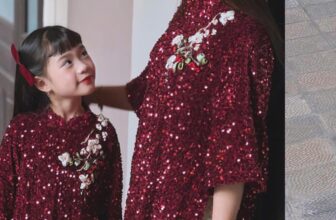 [🆕🇻🇳] Áo Dài Mẹ và Bé Kengin – Áo dài cho mẹ, cho bé, cho cả nhà mình 🧑‍🧒❤️️👶⭐️ | 𝐀́𝐨 𝐝𝐚̀𝐢 𝐌𝐢𝐧𝐡 𝐂𝐡𝐚̂𝐮 |𝐊𝐡𝐢 𝐭𝐢𝐞̂̉𝐮 𝐜𝐨̂𝐧𝐠 𝐜𝐡𝐮́𝐚 𝐜𝐮̉𝐚 𝐛𝐚 𝐦𝐞̣ 𝐭𝐨̉𝐚 𝐬𝐚́𝐧𝐠Như những “tiểu công chúa” kiều diễm, em bé gái khoác lên mình tà Áo dài 𝐌𝐢𝐧𝐡 𝐂𝐡𝐚̂𝐮 , shares-3✔️ , likes-57❤️️ , date-2024-12-16 16:56:15🇻🇳🇻🇳🇻🇳📰🆕