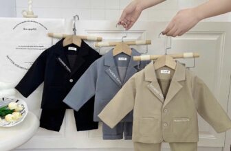 [🆕🇻🇳] ZOO KIDS 🧑‍🧒❤️️👶⭐️ #NEW_ARRRIVAL
Outfit set vest chữ sành điệu, cá tính cho chàng công tử nhí
Set gồm: Áo vest và quần ( không kèm áo trong )
Chất liệu tex hàn mềm mịn, c , shares-0✔️ , likes-5❤️️ , date-2024-12-16 15:19:05🇻🇳🇻🇳🇻🇳📰🆕