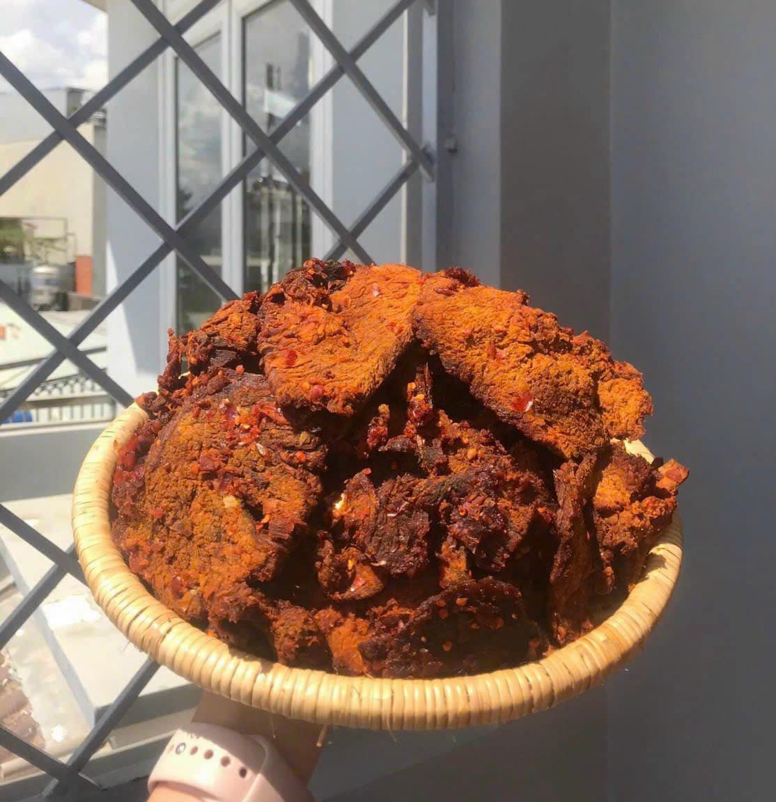 [🆕🇻🇳] Ba Thức Food chuyên cung cấp Sỉ & Lẻ các sản phẩm đặc sản ngon của vùng miền, đặc biệt là khô bò TN 🍔 Top1Food  🍜  KHÔ BÒ MIẾNG NHỎ MỀM THẤM VỊ 

 Bò vụn là do quá trình sản xuất khô bò miếng bị rời ra từ miếng lớn 
 Nhưng hương vị vẫn 100% thơm ngon như bò miếng ạ ! B , shares-0✔️ , likes-6❤️️ , date-2024-12-16 18:50:12🇻🇳🇻🇳🇻🇳📰🆕