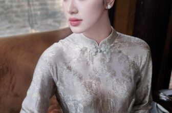 [🆕🇻🇳] 𝗛𝗮𝗽𝗽𝘆 𝗛𝗮𝗵𝗮𝗵𝗮 𝗦𝘁𝘂𝗱𝗶𝗼 (Hàng nhập cao cấp) 👕 Top1Fashion 👗  Cúc đính | Điểm nhấn tinh tếBST Áo dài Kim Nhã của Happy Hahaha không chỉ gây ấn tượng với màu sắc độc đáo mà còn bởi chi tiết cúc thủ công được chăm ch , shares-0✔️ , likes-10❤️️ , date-2024-12-18 04:07:00🇻🇳🇻🇳🇻🇳📰🆕