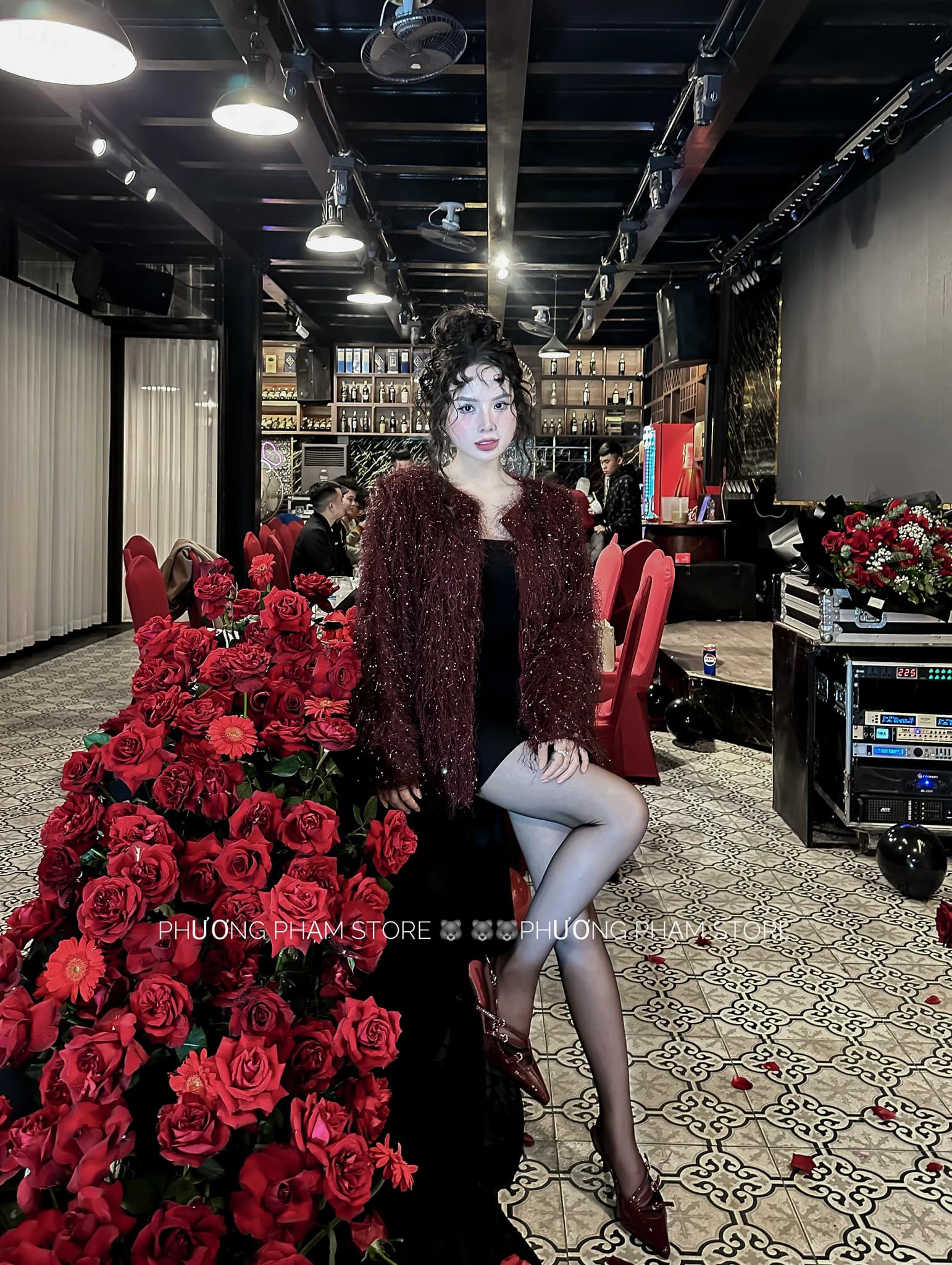 [🆕🇻🇳] Phương Phạm Store – Chuyên Quần Áo Quảng Châu Cao Cấp 👕 Top1Fashion 👗  Tvia tỷ lần
Bay nhẹ 30c buôi sáng rùi e í sang đỉnh đẹp lắm
E mặc đi mà các chị đòi lấy luôn ak,
Màu sẫm nó sáng da dã man luôn ấy ah,
Lại lấp lánh nói , shares-0✔️ , likes-7❤️️ , date-2024-12-18 21:59:35🇻🇳🇻🇳🇻🇳📰🆕