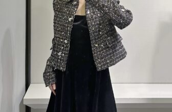 [???] V.I.C – XUẤT KHẨU – Hàng xuất khẩu có sẵn ? Top1Fashion ?  SEQUIN STRUCTURE JACKETVẫn dáng áo khoác dạ ngắn quen thuộc, nhưng thêm một chút bling  bling  cho không khí lễ hội cuối năm. Chiếc áo như khoác trên mìn , shares-0✔️ , likes-0❤️️ , date-2024-12-19 17:40:06????????