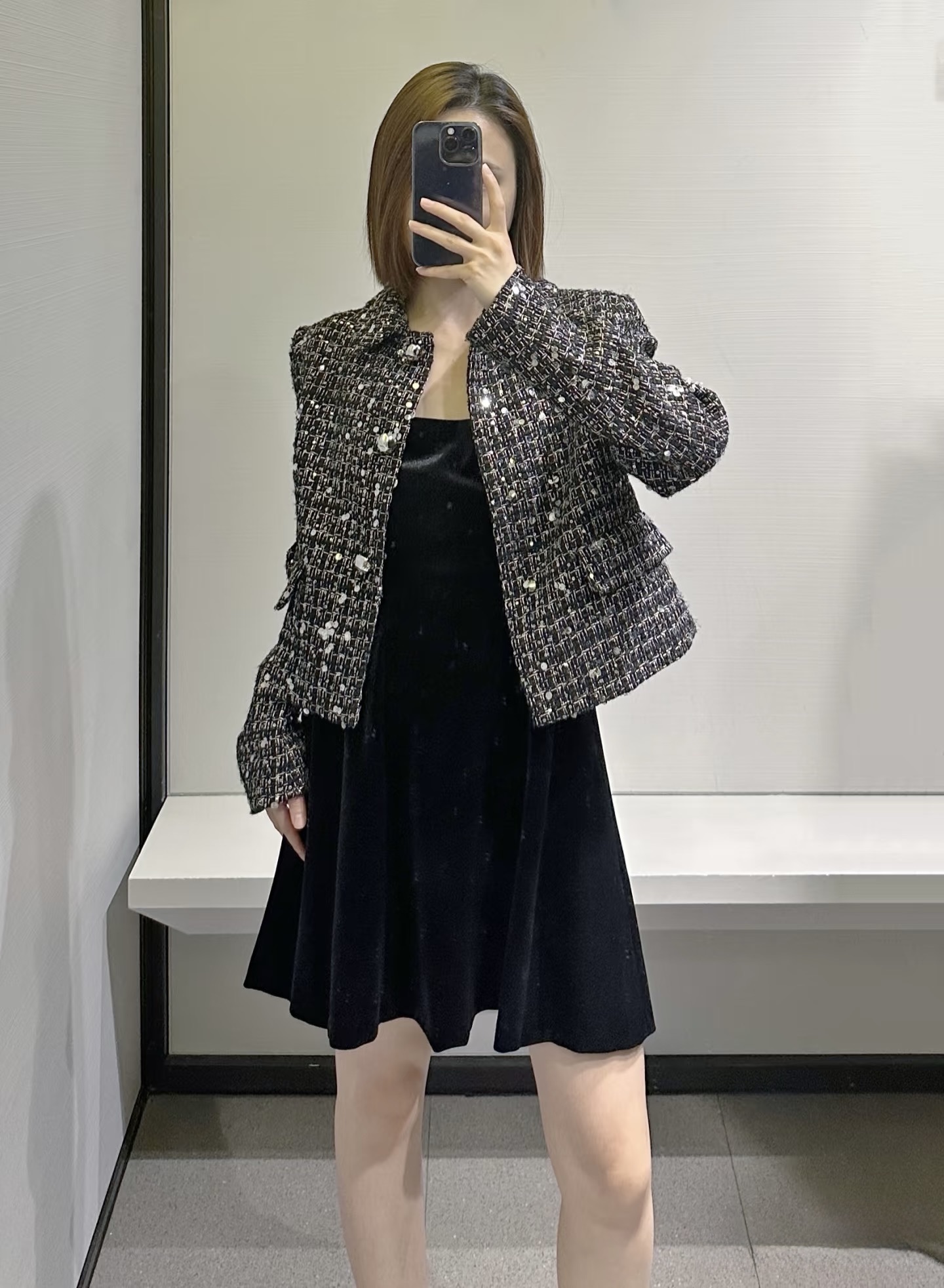 [???] V.I.C – XUẤT KHẨU – Hàng xuất khẩu có sẵn ? Top1Fashion ?  SEQUIN STRUCTURE JACKETVẫn dáng áo khoác dạ ngắn quen thuộc, nhưng thêm một chút bling  bling  cho không khí lễ hội cuối năm. Chiếc áo như khoác trên mìn , shares-0✔️ , likes-0❤️️ , date-2024-12-19 17:40:06????????
