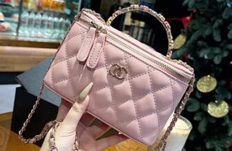 [🆕🇻🇳] Bảo Yến Store – CHUYÊN TÚI XÁCH XUẤT DƯ, SUPER VIP, SIÊU CẤP🛍️🛍️🛍️ 👕 Top1Fashion 👗   xinh xẻo dã man ạ  hàng #fullbox nguyên seal !Màu : đen / hồng / trắng .Size 20cm
Vừa promax, đi tiệc đi chơi cầm là xinh luôn
, shares-0✔️ , likes-4❤️️ , date-2024-12-18 04:12:03🇻🇳🇻🇳🇻🇳📰🆕