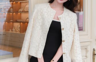 [???] FAIR LADY – Let us make your day  ? Top1Fashion ?  Swan Dress x Flower Jacket FEEDBACKHoá thành nàng tiểu thư ngọt ngào và trong veo cùng mùa đông Hà Nội.——————————–Visit us at: S , shares-1✔️ , likes-4❤️️ , date-2024-12-20 05:09:28????????