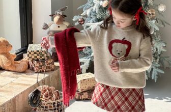 [🆕🇻🇳]  Baby Sweet – Chuyên quần áo trẻ em tqxk, little maven, jumping meters , malwee … và phụ kiện trẻ em 🧑‍🧒❤️️👶⭐️ Bst diện Tết cho bé
Áo len gấu kết hợp chân váy dạ kẻ đỏ phù hợp ngày Tết miền Bắc
Hàng có sẵn
Size : 90-100-110-120-130-140-150 ( 11-35kg )
, shares-2✔️ , likes-6❤️️ , date-2024-12-22 00:11:52🇻🇳🇻🇳🇻🇳📰🆕