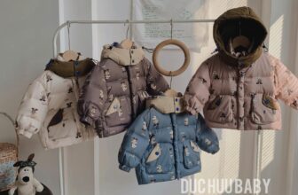 [🆕🇻🇳]  ĐỨC HỮU BABY – Chuyên buôn bán áo quần trẻ em 🧑‍🧒❤️️👶⭐️ Ai đời giờ mới tung hàng mới ko chàiii
Phao lông vũ đẹp xịn xò
Size 90-130 (10-25kg)
Đẹp xuất sắc, nét căng nhaGiá #3xx/ c
Hàng có sẵn tại ĐỨC HỮU BABY
, shares-0✔️ , likes-1❤️️ , date-2024-12-23 13:58:17🇻🇳🇻🇳🇻🇳📰🆕