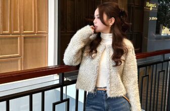 [???] Ha Le Nguyen – Authentic ? Top1Fashion ?  Cứu emmm
Áo lông xanh bơ vs quần jean xanh sáng đậm mà tui chụp trong ánh đèn vàng ko lên nổi màu chuẩnBộ đẹp xuất sắc mấy chế uiii  để e lên live cho c , shares-0✔️ , likes-0❤️️ , date-2024-12-18 04:27:18????????