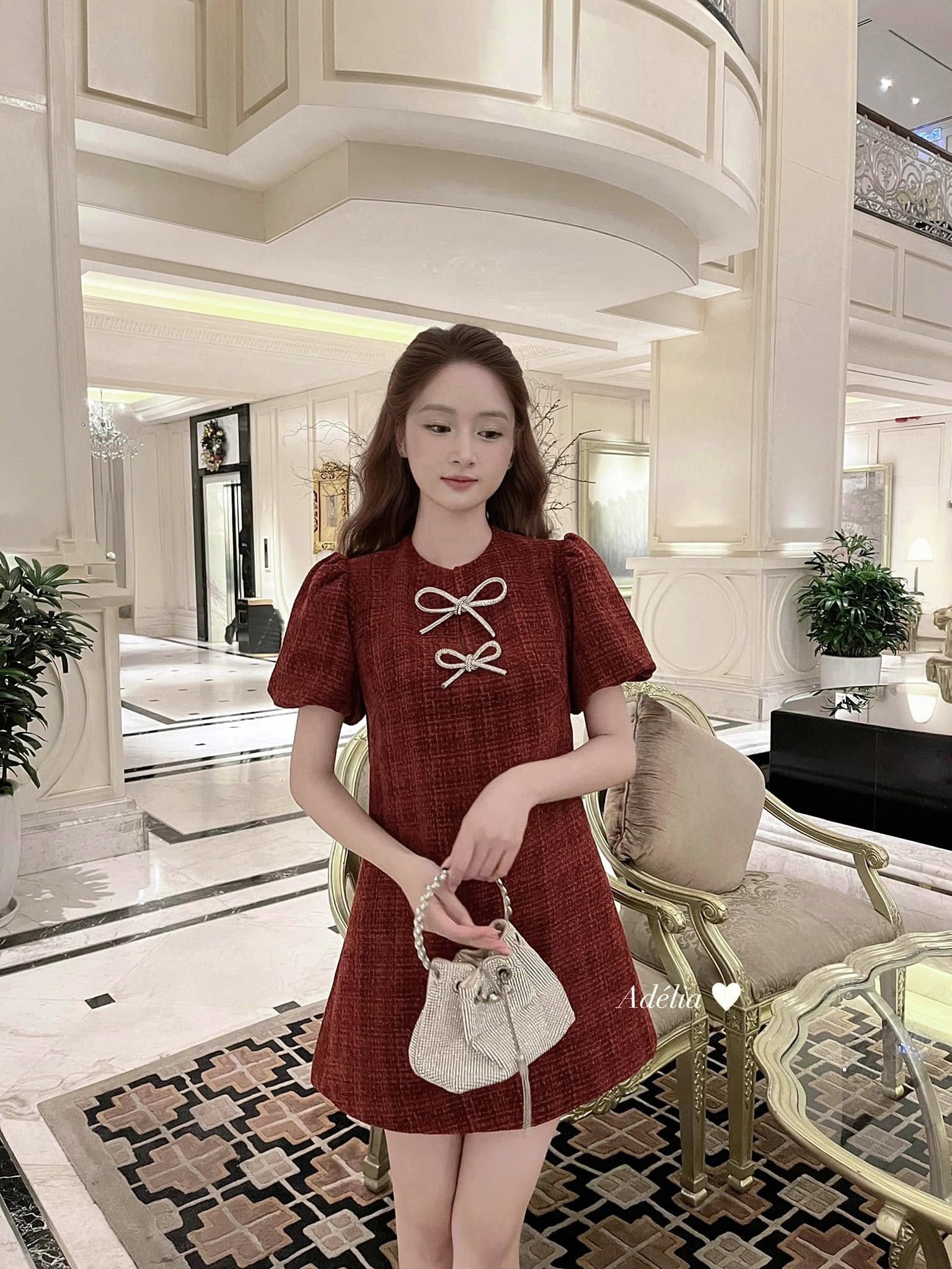 [???] Adélia ? Top1Fashion ?  𝗧𝗪𝗘𝗘𝗗 𝗗𝗥𝗘𝗦𝗦
Black/RedGiành cho mùa lễ hội cuối năm đang đến gần  Gam màu đỏ nổi bật kết hợp cùng nơ đá lấp lánh và form váy suông tôn dáng, Tweed Dress  , shares-2✔️ , likes-17❤️️ , date-2024-12-21 21:01:56????????