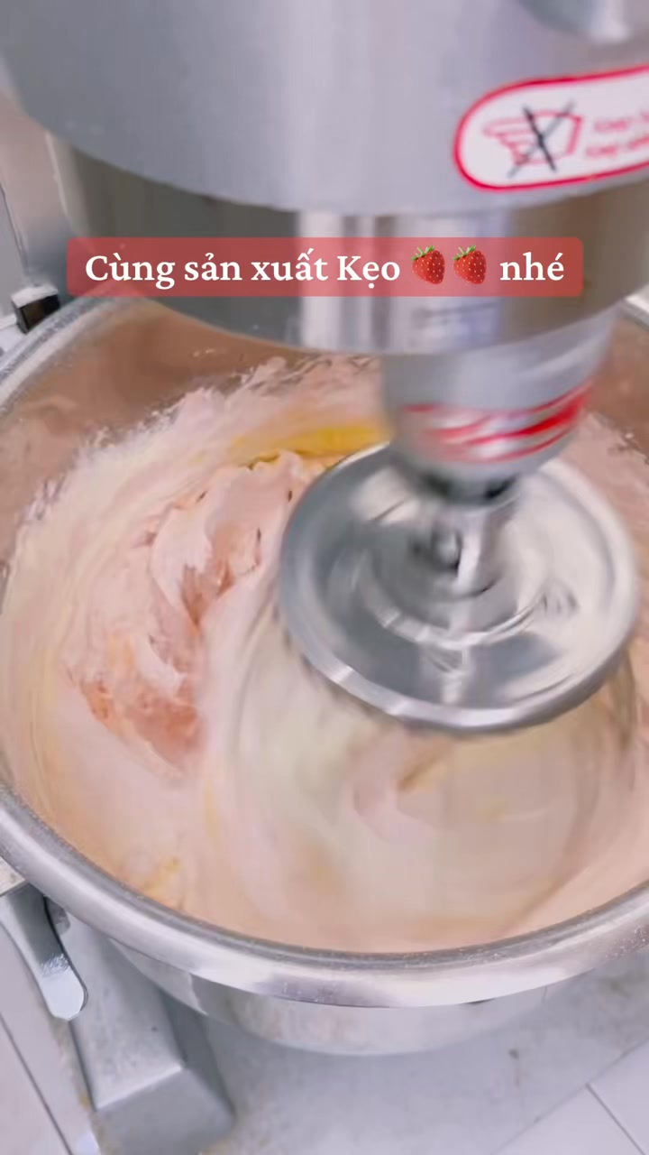 [🆕🇻🇳] Jasmine-tiệm bánh nhỏ xinh chuyên bánh mì, bánh kem Whipping chất lượng cao 🍔 Top1Food  🍜 KẸO DÂU BESTSELLER CỦA JASMINE ĐÃ CÓ SẴN MẺ ĐẦU MÙA

Quy cách đóng gói 200g/140
1kg /680 

#keotet #banhkeotet #bakery #cakeshop
 , shares-0✔️ , likes-0❤️️ , date-2024-12-19 03:05:35🇻🇳🇻🇳🇻🇳📰🆕