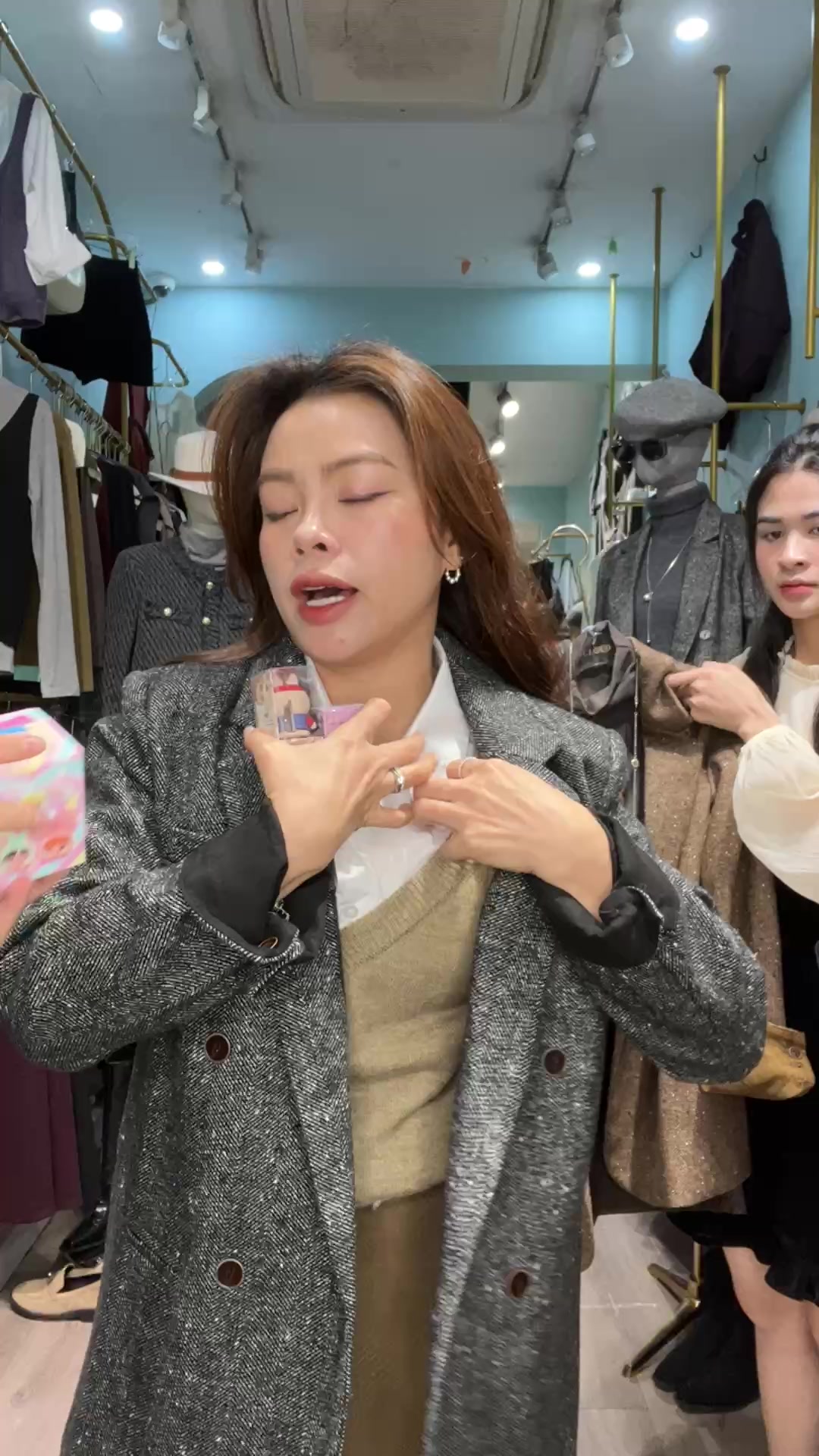 [???] Bcloud – Quần áo giày dép túi xách thời trang  ? Top1Fashion ?  LIVE LIVE LIVE 
BÙNG NỔ 1 CƠN BÃO HÀNG MỚI GIẬT CẤP 12   ĐỔ BỘ #BCLOUD ! Xin mời chị em shopping nào 
Có sẵn tại tại các chi nhánh BCLOUD 
#BCLOUD 
Add 1 : , shares-0✔️ , likes-32❤️️ , date-2024-12-21 03:04:30????????