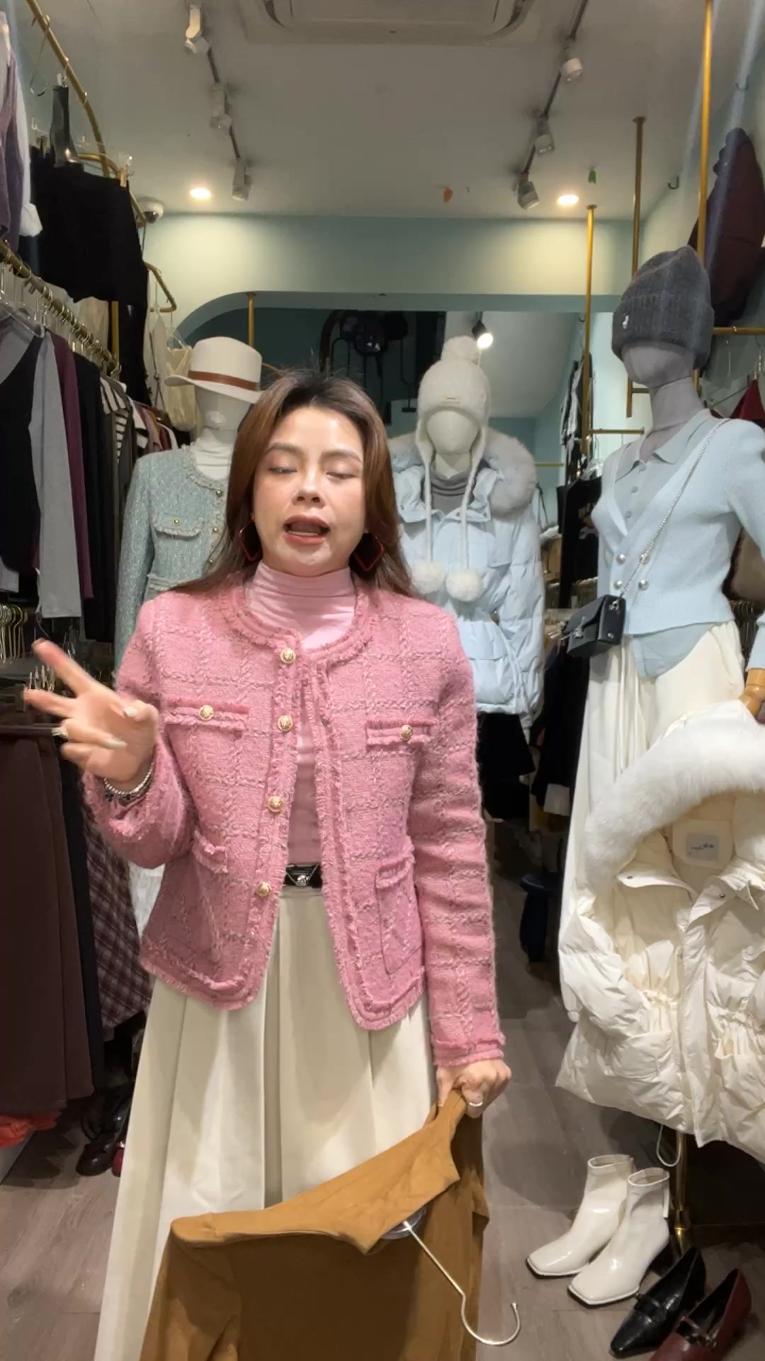 [???] Bcloud – Quần áo giày dép túi xách thời trang  ? Top1Fashion ?  LIVE LIVE LIV
BÙNG NỔ 1 CƠN BÃO HÀNG MỚI GIẬT CẤP 12   ĐỔ BỘ #BCLOUD ! Xin mời chị em shopping nào 
Có sẵn tại tại các chi nhánh BCLOUD 
#BCLOUD 
Add 1 : 1 , shares-0✔️ , likes-47❤️️ , date-2024-12-23 03:08:37????????