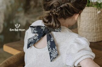 [🆕🇻🇳] EM BÉ HON – Được có mặt trong những khoảnh khắc lớn lên của các em bé – luôn là điều mà tiệm tự hào nhất! 🧑‍🧒❤️️👶⭐️ #HÀNGCÓSẴNChiếc áo trắng phối nơ hoa sau lưng xinh xắn đáng yêu quá trời, mặc cùng với chân váy xoè, quần jean gì cũng sang hết trơnSize 90-150 (11-36 , shares-0✔️ , likes-2❤️️ , date-2024-12-26 21:26:26🇻🇳🇻🇳🇻🇳📰🆕