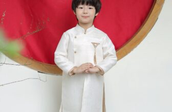 [🆕🇻🇳] KAKUMMI là thương hiệu VN hàng đầu thiết kế & sản xuất áo thời trang cho bé 😎❤️️⭐️ Bước chân nhỏ, tiếng cười ngân,
Chúc ông chúc bà muôn phần an khang.Thông tin sản phẩm: Áo dài Phúc Khang AD443 Kakummi
– Chất liệu:
+ Áo: Vải gấm
+ Q , shares-0✔️ , likes-4❤️️ , date-2024-12-21 20:47:14🇻🇳🇻🇳🇻🇳📰🆕