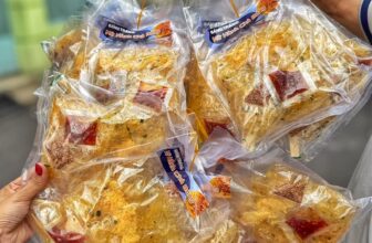 [🆕🇻🇳] Bánh tráng Mạnh Hùng – Xưởng sỉ bánh tráng Mạnh Hùng 🍔 Top1Food  🍜 Uy tín làm nên số lượng. Đơn đi liên tục nên bánh được trộn mới liền liền hà, date 2 tháng bán vi vu
BÁNH TRÁNG MỠ HÀNH CHÀ BÔNGSỉ 80k/ 1 xâu (10 bị , shares-0✔️ , likes-3❤️️ , date-2024-12-21 23:11:11🇻🇳🇻🇳🇻🇳📰🆕