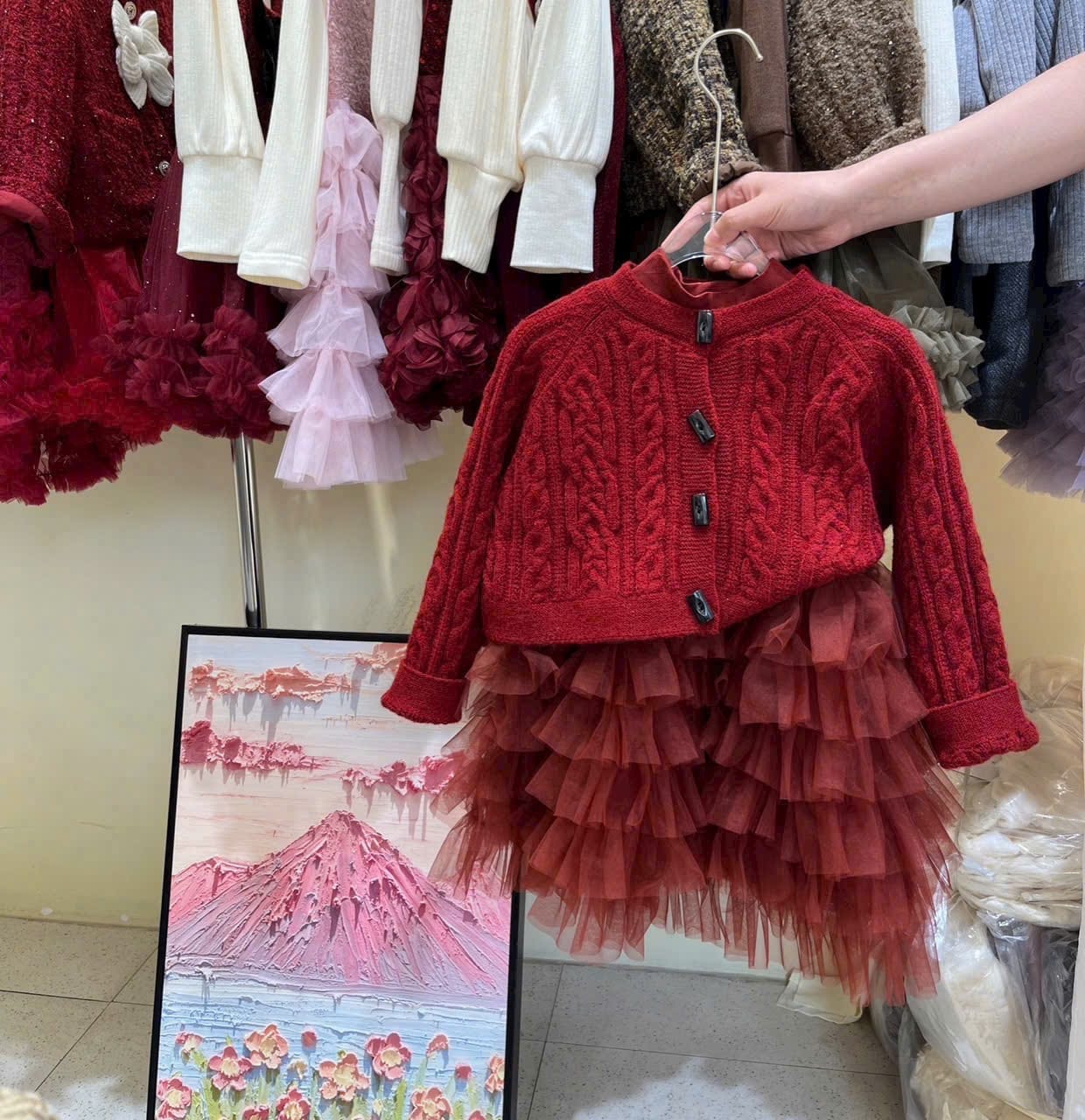 [🆕🇻🇳]  Shop mẹ Thỏ Đà Lạt- Chuyên quần áo trẻ em cao cấp 🧑‍🧒❤️️👶⭐️ Năm nay nhà e nghỉ tết sớm nên chị nào ưng gì ủng hộ e luôn nhé, từ Jo tới khi nghỉ tết e sẽ miễn ship cho tata cả các đơn hàng từ 400k trở lên ạ.
Còn siz. , shares-0✔️ , likes-2❤️️ , date-2024-12-22 01:04:50🇻🇳🇻🇳🇻🇳📰🆕