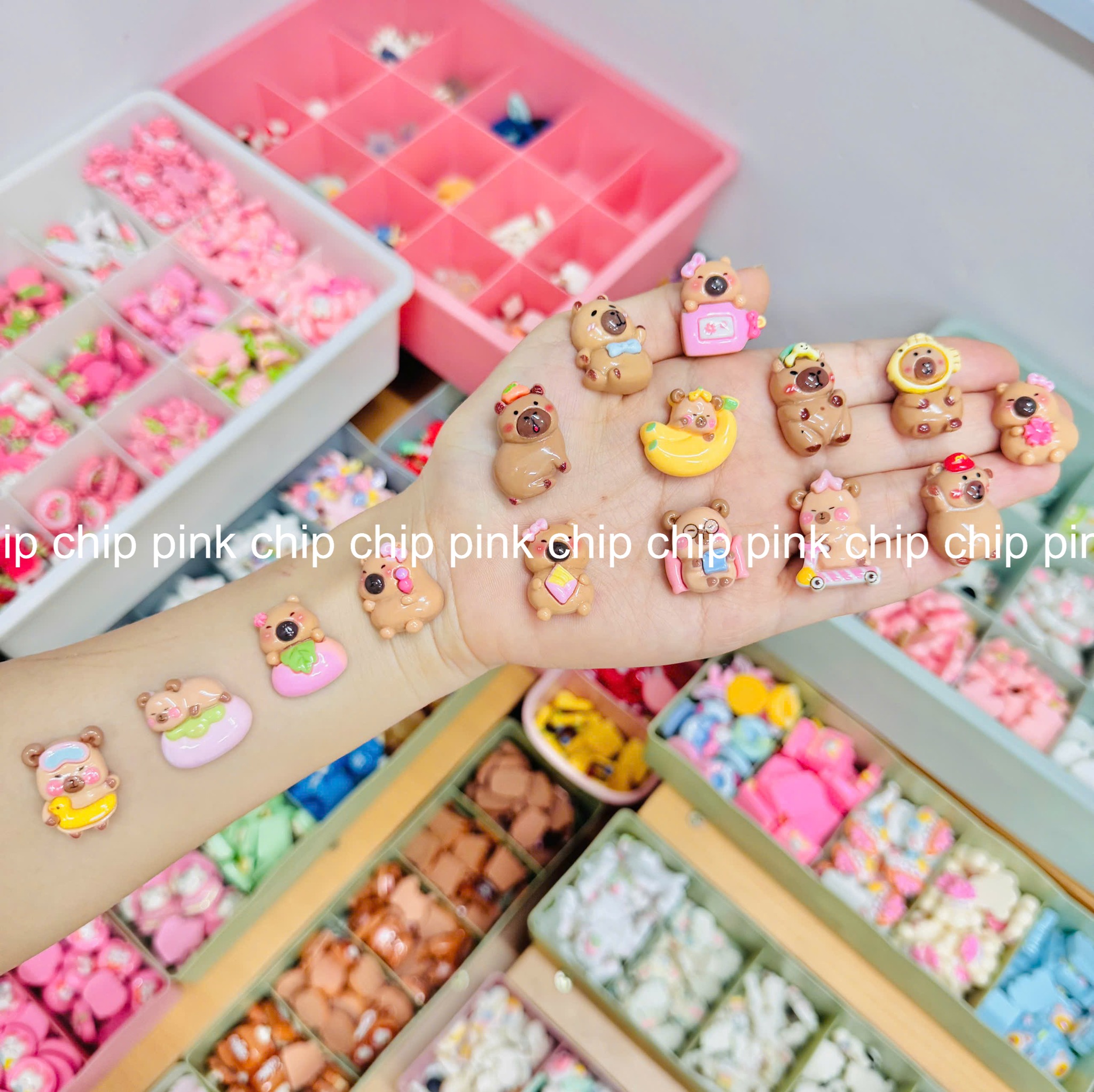 [🆕🇻🇳]  Chip Chip Pink-Chuyên sỉ và lẻ các loại “cờ rốc” và Jibbitz/ Sticker! 🧑‍🧒❤️️👶⭐️ Đ𝘢̣𝘪 𝘵𝘪𝘦̣̂𝘤 𝘤𝘩𝘢𝘳𝘮 𝘹𝘪𝘯𝘩 

Nhà Chip cái gì cũng có chỉ chờ khách hỏi thôi á 
Nay Chip về nhiều mẫu charm xinh lắm, tha hồ cho các bé lựa. Cần gì cứ alo Chip  , shares-0✔️ , likes-0❤️️ , date-2024-12-23 23:52:16🇻🇳🇻🇳🇻🇳📰🆕