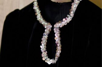 [🆕🇻🇳] Hera Chic – Thời trang nữ thiết kế và may thủ công bằng cả trái tim ♥️ 👕 Top1Fashion 👗  𝐍𝐡𝐮̛̃𝐧𝐠 𝐜𝐡𝐢 𝐭𝐢𝐞̂́𝐭 𝐭𝐚̂𝐦 đ𝐚̆́𝐜 𝐧𝐡𝐚̂́𝐭 𝐜𝐮̉𝐚 𝐭𝐡𝐢𝐞̂́𝐭 𝐤𝐞̂́ 𝐕𝐞𝐫𝐨𝐧 𝐃𝐫𝐞𝐬𝐬Độ tỉ mỉ và cầu kì thể hiện trên từng chi tiết đính đá dọc cổ và thân váy. Mỗi item đều , shares-0✔️ , likes-2❤️️ , date-2024-12-22 04:00:07🇻🇳🇻🇳🇻🇳📰🆕