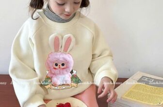 [🆕🇻🇳] Kiddie Kiddo – Thời trang trẻ em cao cấp 🧑‍🧒❤️️👶⭐️ Siêu phẩm
Đỉnh chóp từ hình in cho đến kiểu dáng!
Bạn BABY THREE đang là trend số 1 đó ạ. Hot đỉnh luôn. Chất da cá xịn sò, mềm mại, k bai nhão
Size: 2/3Y  , shares-0✔️ , likes-4❤️️ , date-2024-12-24 14:09:07🇻🇳🇻🇳🇻🇳📰🆕