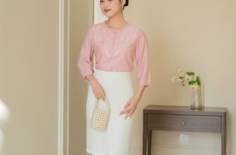 [???] Thời trang Đan Châu  ? Top1Fashion ?  𝓜𝓮𝓻𝓻𝔂 𝓒𝓱𝓻𝓲𝓼𝓽𝓶𝓪𝓼, 𝓔𝓷𝓳𝓸𝔂 𝟐𝟓% 𝓞𝓯𝓯
Cùng chiếc áo kiểu hồng nhẹ nhàng và chân váy trắng thanh lịch từ Đan Châu, nàng sẽ luôn tự tin tỏa sáng và thể hiện phong  , shares-1✔️ , likes-9❤️️ , date-2024-12-26 02:00:31????????