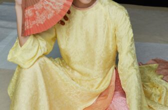 [🆕🇻🇳] Huong Boutique – Định hướng phong cách thời trang 👕 Top1Fashion 👗  𝐃𝐮𝐲𝐞̂𝐧 𝐏𝐡𝐮́𝐜Duyên Phúc – tà áo dài rực rỡ với sắc vàng và cam, mang đến không khí tươi vui, ấm áp của những ngày đầu xuân. Được chế tác từ chất liệu lụa , shares-1✔️ , likes-30❤️️ , date-2024-12-24 21:00:13🇻🇳🇻🇳🇻🇳📰🆕