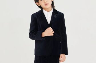 [🆕🇻🇳]  MMKID aims to bring kids the most high fashionable and high quality party design 🧑‍🧒❤️️👶⭐️ Bộ Vest nhung cao cấp cho bé trai 3 chi tiết:
Chất liệu: Nhung lụa cao cấp
Màu sắc: Đen
Set 3 chi tiết: áo Vest, quần âu, áo sơ mi
Size Spec: cho bé trai  , shares-0✔️ , likes-0❤️️ , date-2024-12-25 23:30:30🇻🇳🇻🇳🇻🇳📰🆕