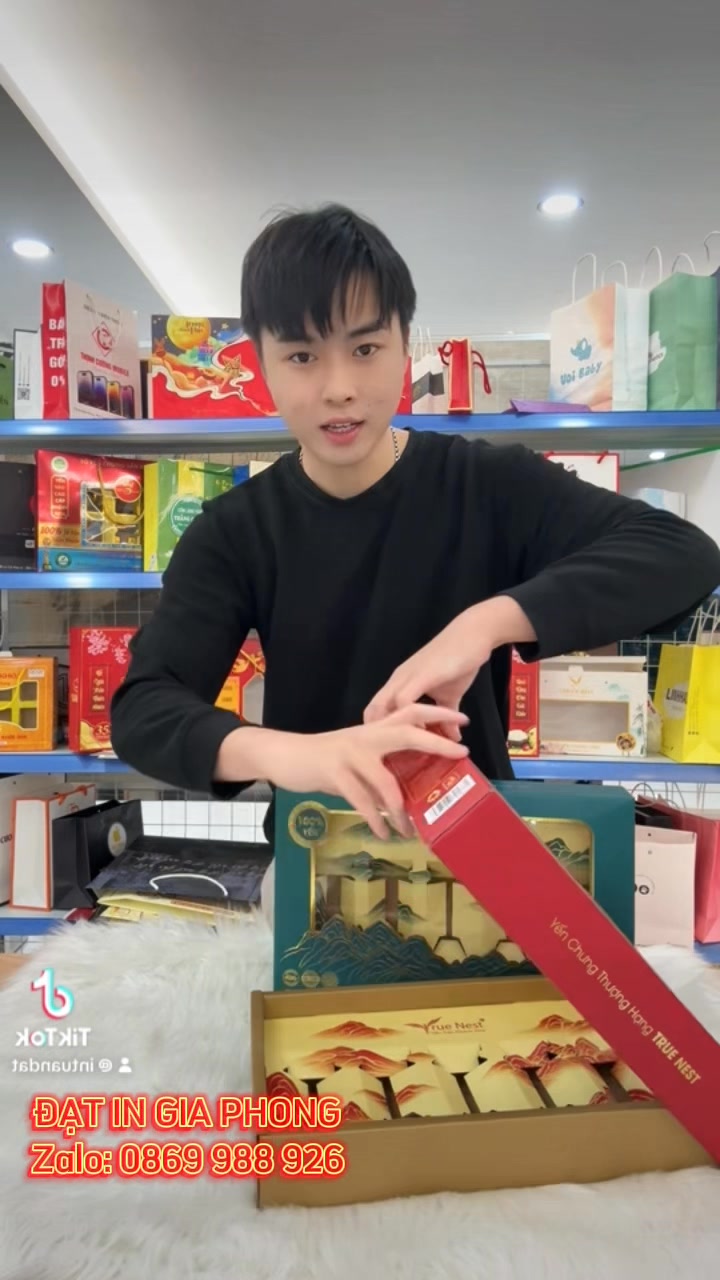 [🆕🇻🇳] In Túi Giấy, Túi Nilon, Tem nhãn Nhanh -giá rẻ  🎨 Top1Designs ✨  Bộ hộp cao cấp, đựng hũ yến chưng sẵn, ép nhũ full mặt hộp, có ô bóng kính để thấy hũ bên trong.

 Hộp đựng được các loại hu:
+ hũ tròn 70ml: 10, 9, 8, 6 h , shares-0✔️ , likes-1❤️️ , date-2024-12-26 18:48:20🇻🇳🇻🇳🇻🇳📰🆕