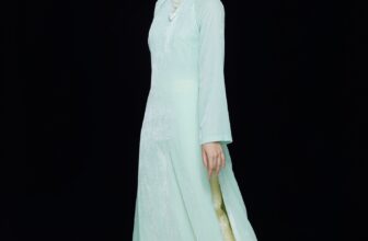 [🆕🇻🇳] Huong Boutique – Định hướng phong cách thời trang 👕 Top1Fashion 👗  𝐃𝐮𝐲𝐞̂𝐧 𝐇𝐮̛𝐨̛𝐧𝐠Duyên Hương, tà áo dài truyền thống làm từ chất liệu nhung mềm mịn cùng thiết kế quần với chất liệu lụa Nha Xá, óng ánh dưới ánh sáng. Vớ , shares-0✔️ , likes-14❤️️ , date-2024-12-27 02:58:20🇻🇳🇻🇳🇻🇳📰🆕