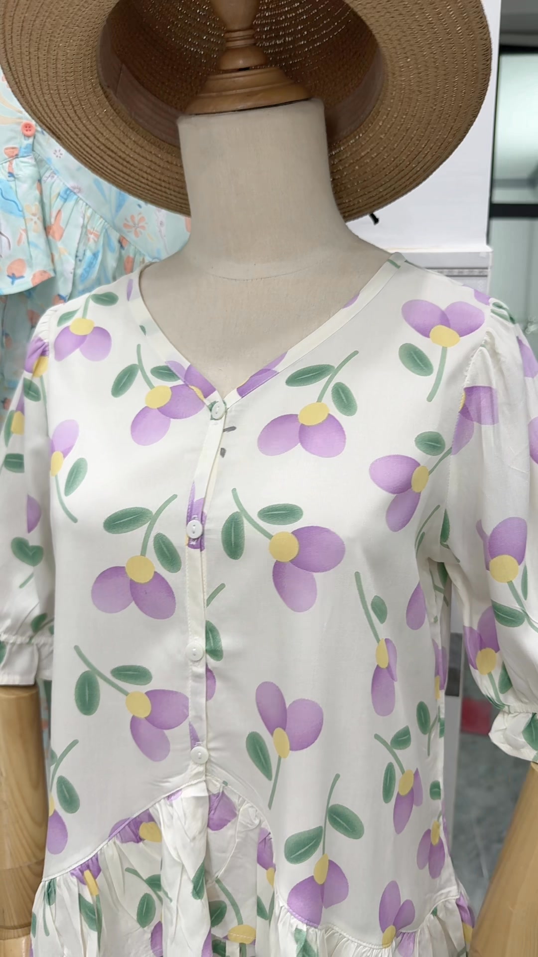 [🆕🇻🇳] Shop Mẹ Tin – Chuyên hàng thanh lý giá rẻ 👕 Top1Fashion 👗  Cổ v tay lỡ bèo viền áo 
Màu xuất sắc luôn mấy bà ơi 
Mẫu này 3 size nha cả nhà 
Chị nào sợ béo mặc con này gọn ơ nha #dobomacnha, #xuhuong #dotolef21
 , shares-0✔️ , likes-4❤️️ , date-2024-12-24 23:04:36🇻🇳🇻🇳🇻🇳📰🆕