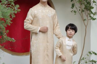 [🆕🇻🇳] KAKUMMI là thương hiệu VN hàng đầu thiết kế & sản xuất áo thời trang cho bé 😎❤️️⭐️ Đầu năm mua muối, cuối năm mua áo dài các mom ơiiThông tin sản phẩm: Áo dài bé trai Lâm Phong AD457 Kakummi
– Chất liệu:
+ Áo: Vải gấm
+ Quần: Vải lụ , shares-0✔️ , likes-2❤️️ , date-2024-12-28 17:00:05🇻🇳🇻🇳🇻🇳📰🆕