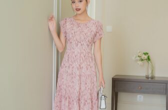 [???] Thời trang Đan Châu  ? Top1Fashion ?   Duyên dáng, thướt tha trong chiếc đầm hồng xinh đẹp!
Đan Châu mong muốn mang đến cho nàng sự duyên dáng và đầy thu hút, mỗi bước đi đều toát lên vẻ thanh  , shares-1✔️ , likes-1❤️️ , date-2024-12-30 17:00:11????????