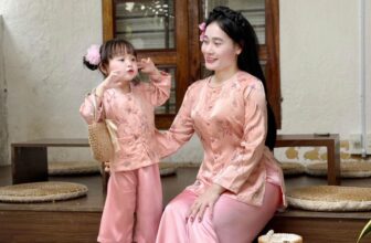 [🆕🇻🇳]  Bơ Hí – Thương hiệu thời trang thiết kế cao cấp dành cho mẹ và bé đẹp 🧑‍🧒❤️️👶⭐️  𝐒𝐞𝐭 𝐡𝐨𝐚 𝐧𝐚̀𝐲 𝐁𝐨̛ 𝐜𝐨̀𝐧 𝐢́𝐭, 𝐦𝐞̣ 𝐛𝐞́ 𝐭𝐫𝐚𝐧𝐡 𝐭𝐡𝐮̉ 𝐜𝐡𝐨̂́𝐭 đ𝐨̛𝐧 𝐧𝐡𝐚, 𝐭𝐚 𝐧𝐨́𝐢 𝐧𝐡𝐚̣̂𝐧 𝐡𝐚̀𝐧𝐠 𝐥𝐚̀ 𝐦𝐞̂ 𝐥𝐮𝐨̂𝐧, đ𝐞̣𝐩 𝐡𝐨̛𝐧 𝐚̉𝐧𝐡 𝐥𝐚̀ 𝐜𝐨́ 𝐭𝐡𝐚̣̂𝐭
Bà ba lụa nhũ
Bé , shares-0✔️ , likes-4❤️️ , date-2024-12-30 23:03:06🇻🇳🇻🇳🇻🇳📰🆕