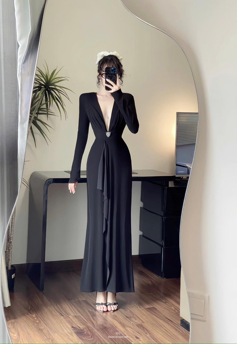 [???] Sarah Shop  ? Top1Fashion ?  ĐẦM TIỆC HỞ NGỰC x CÀI ĐÁ SƯ TỬ DRAPING XẾP LY DÁNG DÀI ET1872
10 điểm tinh tế! Chiếc váy có điểm nhấn bắt xếp phần V1 với kỹ thuật draping hiện đại, dáng  , shares-0✔️ , likes-0❤️️ , date-2024-12-26 21:04:53????????