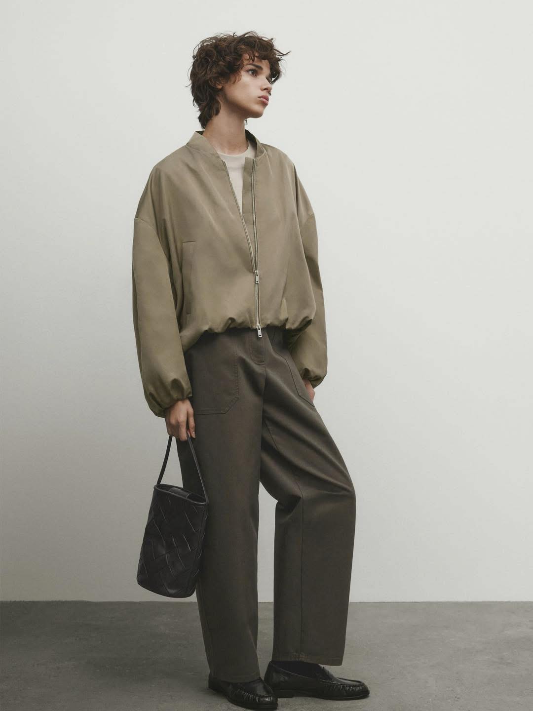 [🆕🇻🇳] LUCE SHOP VNXK 👕 Top1Fashion 👗  NEW ARRIVALMẫu áo khoác Mas.s.i.m0 mặc thời tiết này chuẩn quá luôn.  Kiểu dáng này trẻ trung, rất dễ phối đồ.
MS 654ĐSize S | M | L
Giá 650kP/S , shares-0✔️ , likes-1❤️️ , date-2024-12-28 19:31:58🇻🇳🇻🇳🇻🇳📰🆕