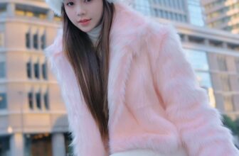 [???] Reina – Thiết kế & Thời trang  ? Top1Fashion ?  Diễn viên Quỳnh Kool in REINA𝐍𝐢𝐜𝐨𝐥𝐞 𝐅𝐚𝐮𝐱 𝐅𝐮𝐫 𝐂𝐨𝐚𝐭 – Mẫu thiết kế best seller đến từ REINA được diễn viên Quỳnh Kool lựa chọn trong chuyến công tác tại T , shares-2✔️ , likes-14❤️️ , date-2024-12-30 16:19:50????????